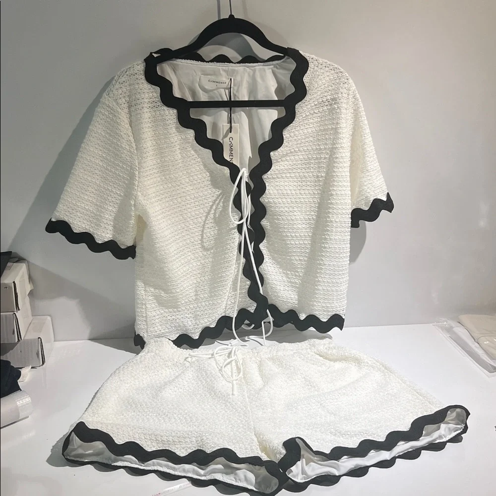 Commense Contrast Trim V-Neck Shorts Set - Picture 7 of 10